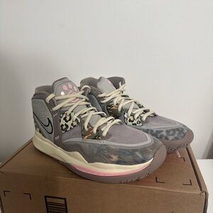 Men's Kyrie infinity basketball or volleyball shoes